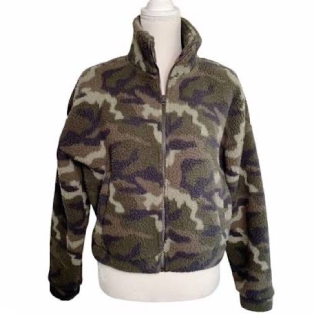 ✨ American Eagle Women’s Camo Fleece Sherpa Teddy Cropped Jacket✨